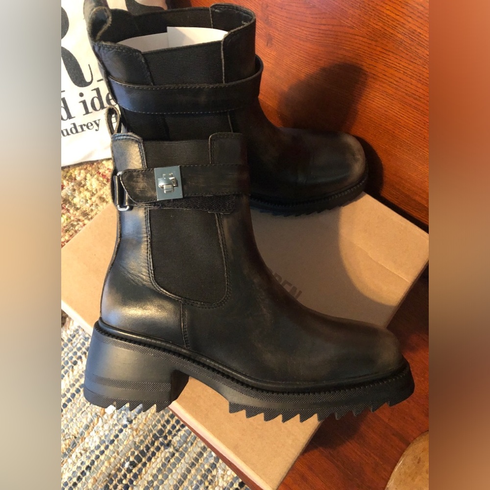 Women’s Steve Madden Gates Black Lug Sole Leather Ankle Boots
Size 9.5
Brand new - Picture 2 of 7